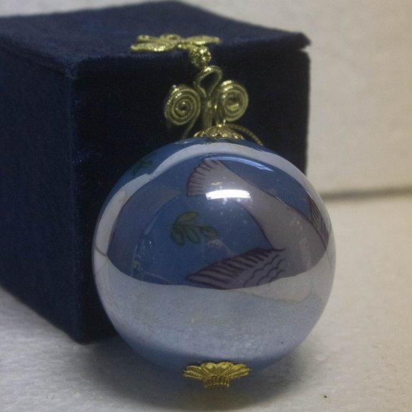 Pier 1 2005 Peace Doves Hand Painted Li Bien 2.5" Glass Ornament - Picture 4 of 7